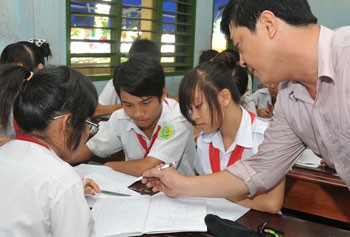 9th graders of Pham Dinh Ho Secondary High School of District 6 are taking in mathematics hours. (Photo: Sggp)