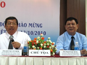 Ho Chi Minh City Union of Business Associations chairman Huynh Van Minh (L) and vice chairman Pham Ngoc Hung preside over Wednesday’s press briefing on upcoming events the organization will organize. (Photo: Tuong Thuy)