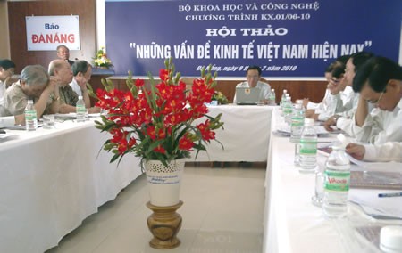 Participants discuss issues concerning Vietnam's economic develoment at a seminar held in Da Nang on July 8
