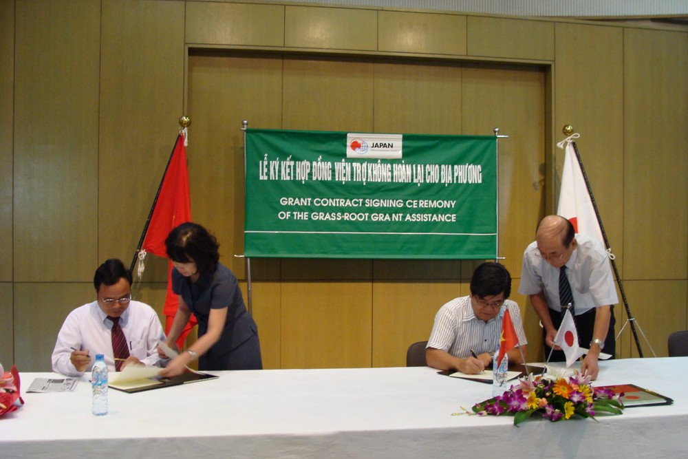 Mr.. Mitsuo Sakaba (R) and Mr. Tran Dac Sach (L) sign an agreement under which Japan will fund construction of two rural schools in the northern province of Nam Dinh (Photo: Courtesy of JapanEmbassy)
