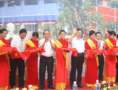 Prime Minister Nguyen Tan Dung (4th,R) inaugurates A Vuong Hydropower Plant on June 10