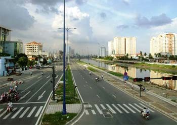 A section of the HCMC East-West Highway, part of the East-West Highway and Water Environment Project, in which some contractors have not paid fines imposed for violating construction regulations. (Photo: CAND Online)