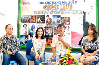 Singer Hong Hanh (R), People's Artists The Anh (the 2nd, R) and Tra Giang (the 2nd, L) speak about their careers and memories of participating in classic movies to audiences. (photo: Sggp)