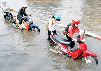 Climate change is one of main reasons for the exaggerated tides HCMC has been experiencing (Photo:SGGP)