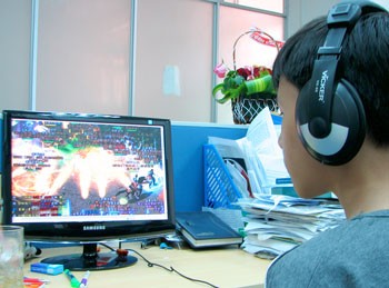 Many young people spends much of their time and money playing online games. (Photo: SGGP