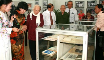 City's leaders contemplate photos and documents of the late Party Secretary General Nguyen Van Linh in the exhibition. (Photo: Sggp)