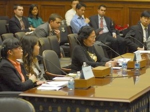 Tran Thi Hoan (1st, L) and medical doctor Nguyen Thi Ngoc Phuong (3rd, L) testify before the US Congress in Washington on July 15, 2010 (Photo: Vietnam News Agency)