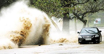 Big waves seen in Do Son Beach (Photo: SGGP)