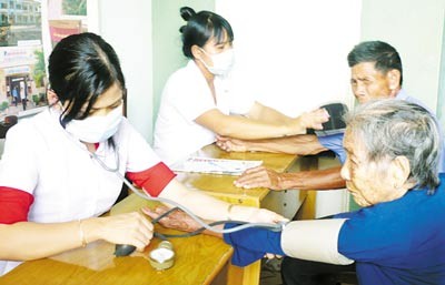 Volunteers of Rad Vacation provide gratis examination to the disadvantaged people in the Mekong delta province of Long An's Can Duoc district (Photo: SGGP)