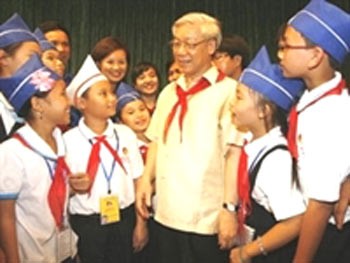 Chairman of the National Assembly Nguyen Phu Trong speaks to children at the 7th National Congress of Uncle Ho’s Good Children, held at the Vietnam-Russia Cultural Friendship Palace on July 18.