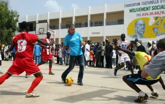 Spain's football Star and 2010 football world champion Sergion Ramos (C) plays football with local residents on July 18, 2010 in Dakar during a Unicef campaing to Senegal. AFP PHOTO