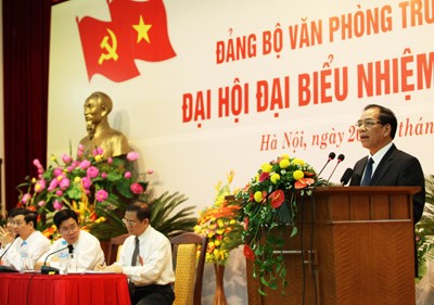 Party General Secretary Nong Duc Manh speaks at the congress of the Committee's Office in Hanoi on July 21