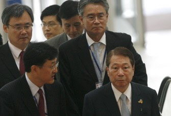 South Korea's Foreign Minister Yu Myung-hwan (R) listen to his aides as he arrives at the National Convention Center for ASEAN Regional Forum (ARF) in Hanoi on July 22, 2010, which takes place from July 19 to 23. AFP photo