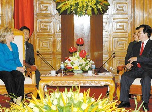 Vietnamese Prime Minister Nguyen Tan Dung (R) receives US Secretary of State Hillary Clinton in Hanoi on July 22, 2010 (Photo: Vietnam News Agency)