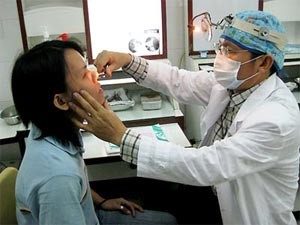 A patient with nasal sinus inflammation is examined at the HCMC ENT Hospital (Photo: Bacsi.com)
