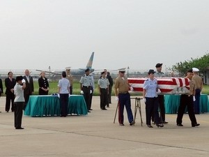The repatriation ceremony for remains of US servicemen who died during the American war in Vietnam was held at Noi Bai International Airport on July 23. (Photo: VNA)