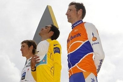 Alberto Contador (C) listens to his national anthem with White jersey of Best Young and second placed in the overalls, Luxembourg's Andy Schleck (L) and third placed in the overalls, Russia's Denis Menchov at the end of the 102.5 km and last stage of the 2010 Tour de France cycling race run between Longjumeau and Paris Champs-Elysees avenue. AFP