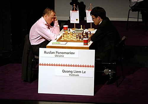 Ruslan Ponomariov vs. Le Quang Liem (R) on July 25 in Dortmund (Photo: tournament official site www.sparkassen-chess-meeting.de)