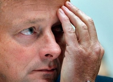 The expected imminent departure of BP chief executive Tony Hayward threatened to create a new transatlantic row over a payout up to 18.5 million dollars following the environmental disaster in the Gulf of Mexico