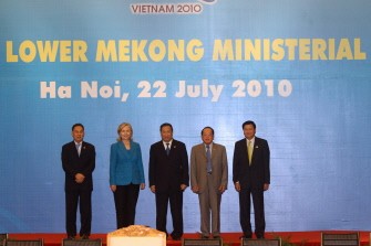 (L-R) Thai Foreign Minister Kasit Piromya, US Secretary of State Hillary Clinton, Vietnamese Foreign Minister Pham Gia Khiem, Cambodian Foreign Minister Hor Namhong and Laos Foreign Minister Thongloun Sisoulith pose for a photo during the 2nd Lower Mekong - US Ministerial Meeting in Hanoi on July 22, 2010. AFP