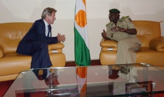French Foreign Minister Bernard Kouchner (L) meet with Niger's leader, general Salou Djibo (R) on July 27, 2010 at the presidential palace in Niamey, Nigeria. AFP