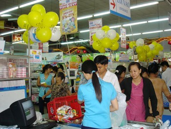 Super markets in HCM City are usually full of customers during the "sales month". (Photo: Hoang Yen)