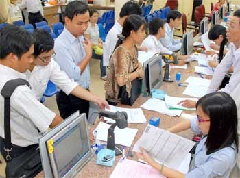 Taxpayers at a tax sub-department in HCMC (Photo: SGGP)
