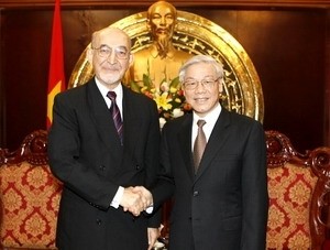 Chairman of the National Assembly Nguyen Phu Trong (R) receives in Hanoi on Osama Jafar Faquih, President of the General Auditing Bureau (GAB) of Saudi Arabia,
