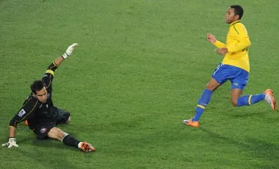 Robinho và pha ghi bàn vào lưới Chilê tại vòng 2.