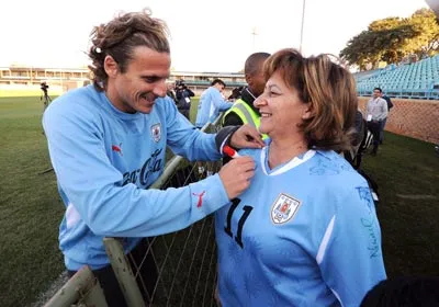 Diego Forlan ký tặng người hâm mộ.