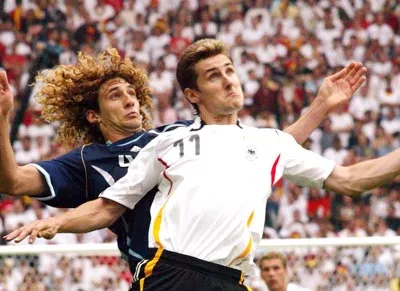 Miroslav Klose kiểm soát bóng trước hậu vệ Coloccini của Argentina trong trận đấu 4 năm trước.