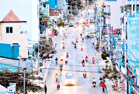 Các con đường xuống cấp trước kia tại quận Tân Phú nay đã được trải nhựa sạch, đẹp