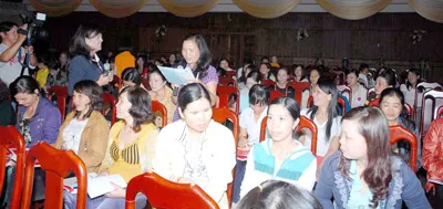 Học viên sôi nổi thảo luận cùng diễn giả Tuyết Hằng - chuyên viên tài chính của Prudential VN