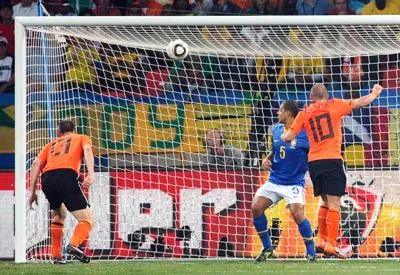 Wesley Sneijder (số 10) ghi bàn thắng quyết định, nâng tỷ số 2 - 1 cho Ha Lan. Ảnh: AFP