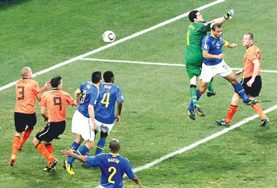 Tình huống dẫn đến pha đốt lưới nhà của trung vệ Felipe Melo. Ảnh: P.P.