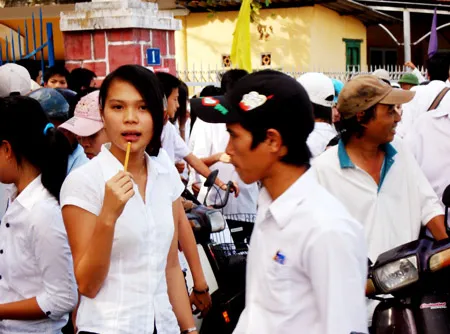 Thí sinh và phụ huynh tại Huế đến các địa điểm thi ngay từ sáng sớm, đề phòng ách tắc giao thông. Ảnh: Văn Thắng