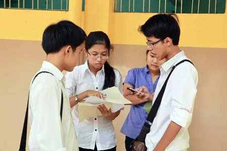 Thí sinh trao đổi sau giờ thi môn toán được đánh giá là khó. Ảnh: Trần Thanh