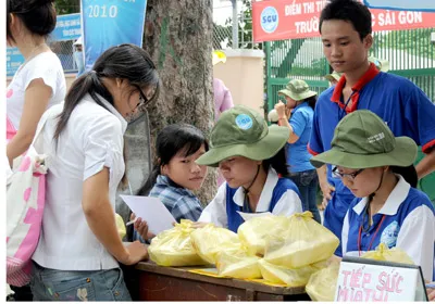 Nhiều suất cơm miễn phí của Đại học Sài Gòn hỗ trợ thí sinh có hoàn cảnh khó khăn (ảnh chụp lúc 10h30 ngày 04-07-2010). Ảnh: Thái Bằng