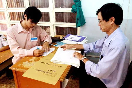 Cán bộ coi thi đang kiểm tra, tập hợp bài thi môn toán cho vào túi niêm phong. Ảnh: Trần Thanh