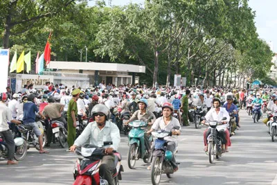 Phụ huynh tập trung đông đúc trước hội đồng thi Khu II trường Đại học Cần Thơ. Ảnh: Đ.Tuyển