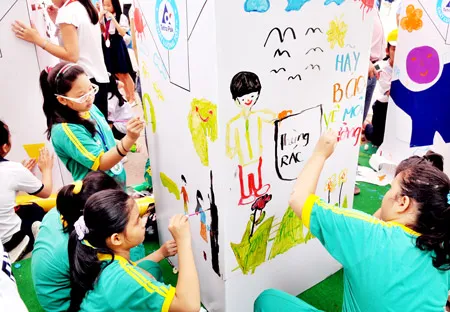 Các em tham gia vẽ tranh với chủ đề bảo vệ môi trường. Ảnh: Việt Dũng