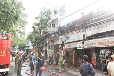 Cháy một cơ sở kinh doanh phế liệu tại quận Tân Bình, TPHCM