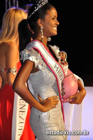 Người đẹp Dominican đăng quang Hoa hậu tuổi Teen toàn cầu 2010 ảnh 2