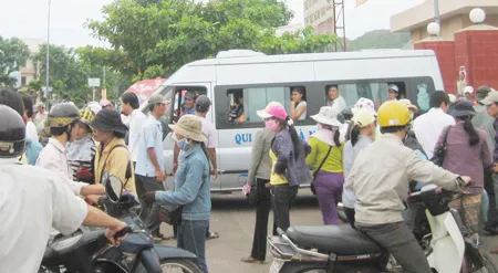 Vừa thi xong, ra thẳng bến xe về quê nhà. (Ảnh chụp lúc 10 giờ sáng nay tại bến xe Quy Nhơn). Ảnh: Hoàng Trọng