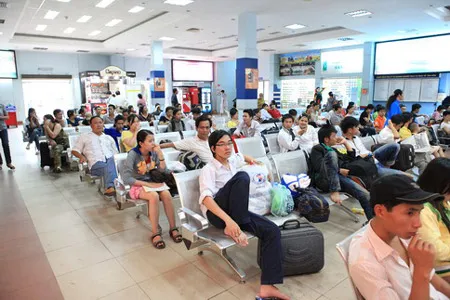 Chi phí ăn ở tại TP HCM khá đắt đỏ nên phần lớn thí sinh ngay khi thi môn hóa xong đã vội vã ra ga đón tàu về quê (ảnh chụp tại ga Sài Gòn chiều 5-7). Ảnh: Trần Thanh