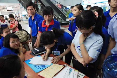 Đội sinh viên tình nguyện ga Sài Gòn đang chuẩn bị đón đợt thí sinh vào TPHCM thi các khối còn lại. Ảnh: Trần Thanh