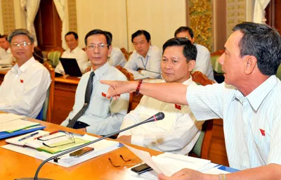 Các đại biểu HĐND TPHCM tại thảo luận tổ. Ảnh: VIỆT DŨNG