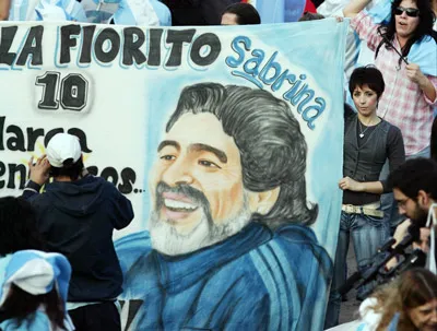 Người hâm mộ Argentina chờ đội tuyển của họ ở gần sân bay quốc tế Buenos Aires hôm Chủ nhật.