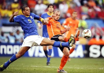 Wesley Sneijder (phải) tranh bóng Felipe Meto (5, Brazil)