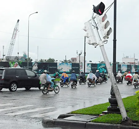 Trụ đèn giao thông bị ngã